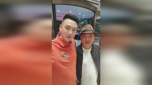 谢广坤头发挺厚，不是秃头，我给他证明一下
