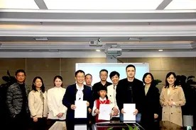 重庆小学生发明创意纸杯解决喝茶困扰图片