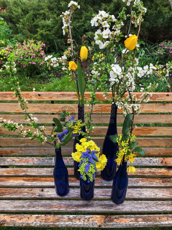 精美酒瓶插花艺术展示