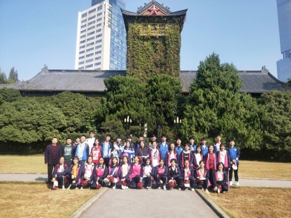 班级管理小技巧:班主任在班级管理中如何建立和谐师生关系