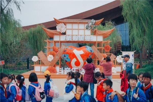 非遗打卡点+线下市集!抖音生活服务亮相北京国际非遗周,带火京味儿老字号