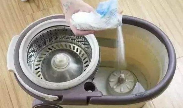 拖地用清水越擦越脏,教你一个小妙招,适合任何材质地板,很干净