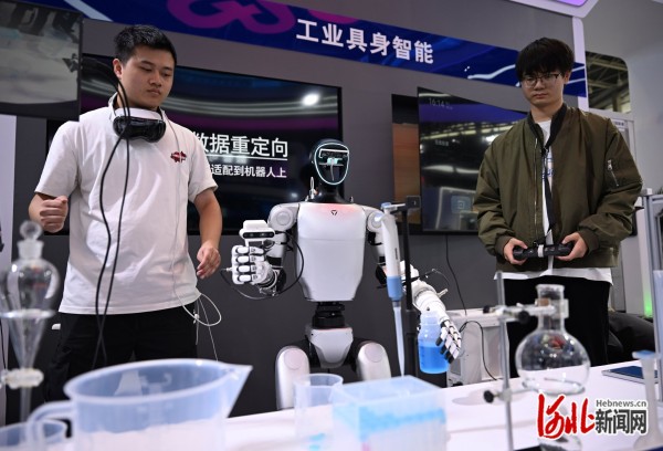 10月16日,2025中国国际数字经济博览会展区工作人员在调试机器人。 河北日报记者 史晟全摄