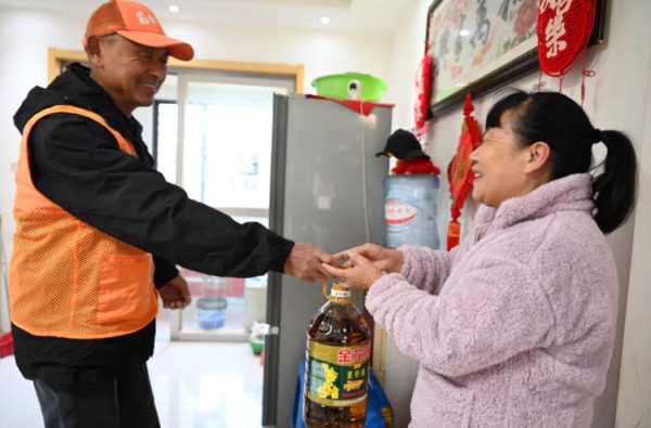 生活用品送货上门。杜刚摄