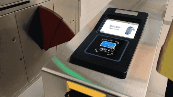 使用 Apple Watch 刷卡进站
