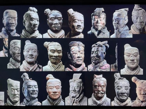 在秦始皇帝陵博物院数字技术展示的兵马俑,便利游客近距离“触摸”(央广网记者 陈锵 摄)