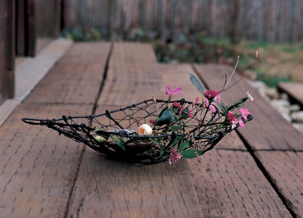 花:山茶、瑞香、五倍子、满天星器具:被炉的火罩子 日本 20世纪 铁制