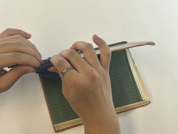 如何修复精装书破损的封面: 步骤 2 中的图像 1,1