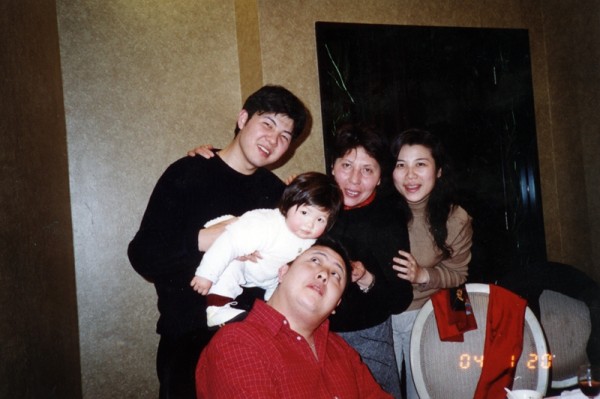 沙拉和家人在一起 受访者供图