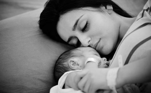 哺乳期乳房刺痛怎么办 哺乳期乳房刺痛的原因 哺乳期如何保养乳房