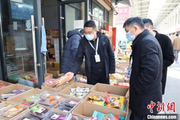 陈磊和同事们检查市场食品安全。 受访者 供图