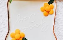 精致的橙子皮花朵摆盘