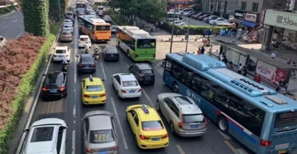 冬天车窗起雾怎么办?冷风除雾是最傻的,老司机教你一招-有驾