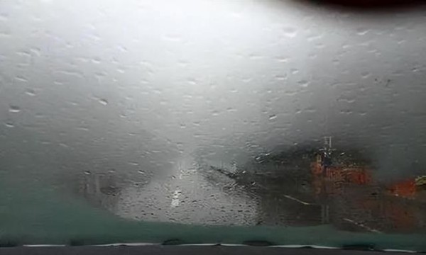 冬天车窗起雾怎么办?冷风除雾是最傻的,老司机教你一招-有驾