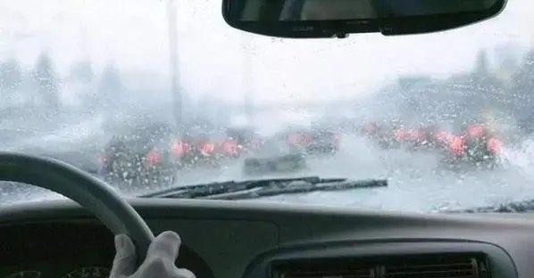 冬天车窗起雾怎么办?冷风除雾是最傻的,老司机教你一招-有驾