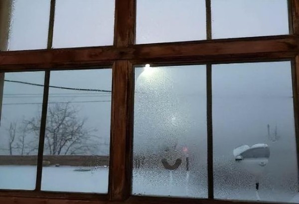 冬天车窗起雾怎么办?冷风除雾是最傻的,老司机教你一招-有驾