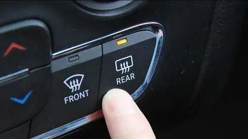 冬天车窗起雾怎么办?冷风除雾是最傻的,老司机教你一招-有驾