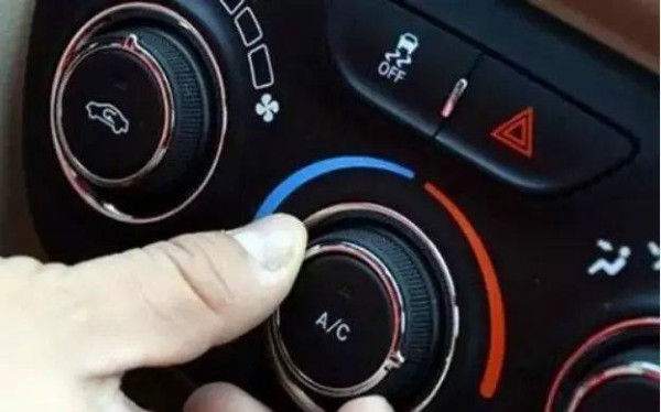 冬天车窗起雾怎么办?冷风除雾是最傻的,老司机教你一招-有驾