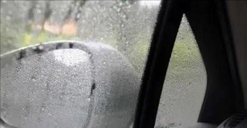 冬天车窗起雾怎么办?冷风除雾是最傻的,老司机教你一招-有驾