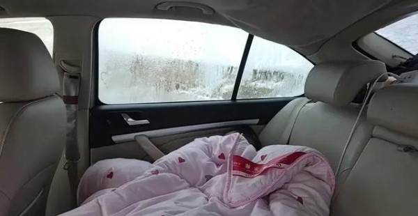 冬天车窗起雾怎么办?冷风除雾是最傻的,老司机教你一招-有驾