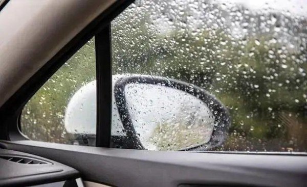 冬天车窗起雾怎么办?冷风除雾是最傻的,老司机教你一招-有驾