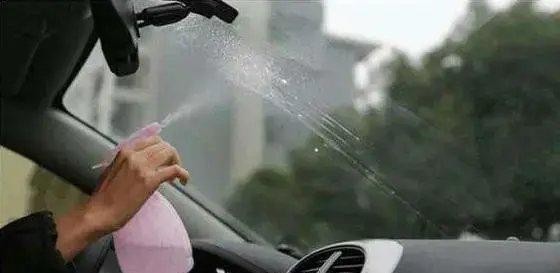 冬天车窗起雾怎么办?冷风除雾是最傻的,老司机教你一招-有驾