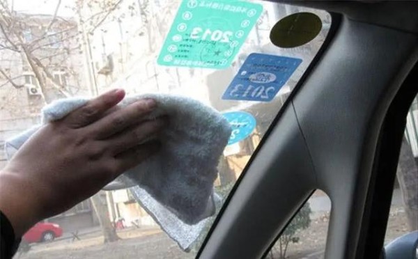 冬天车窗起雾怎么办?冷风除雾是最傻的,老司机教你一招-有驾