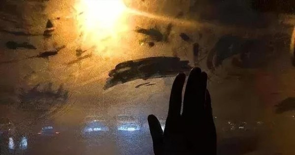 冬天车窗起雾怎么办?冷风除雾是最傻的,老司机教你一招-有驾