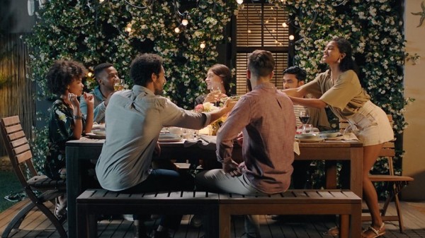一群好友在户外围桌用餐