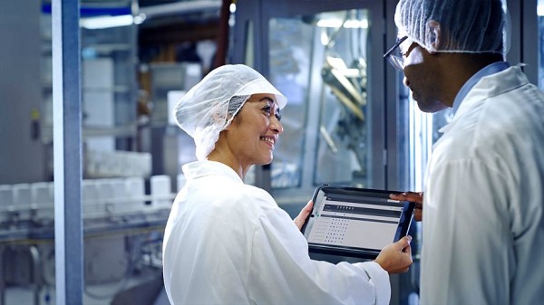 两位科学家谈论和展示平板电脑上的内容