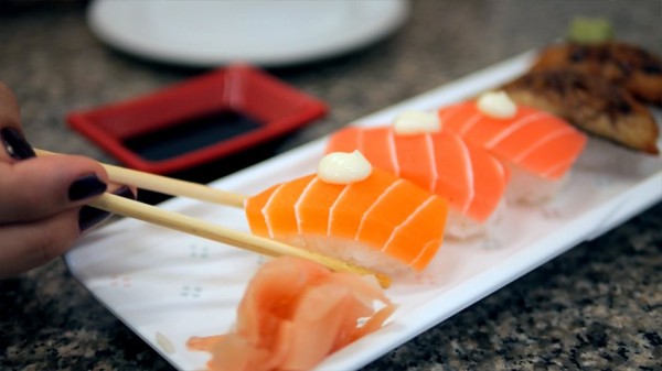 碟子上的植物基寿司