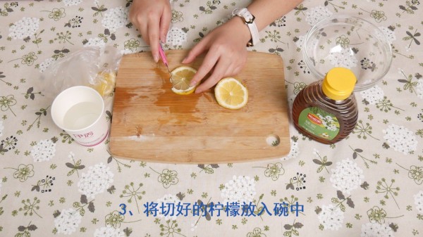 家庭自制芒果柠檬饮品过程