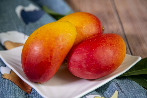 新鲜切块芒果与柠檬片拼盘