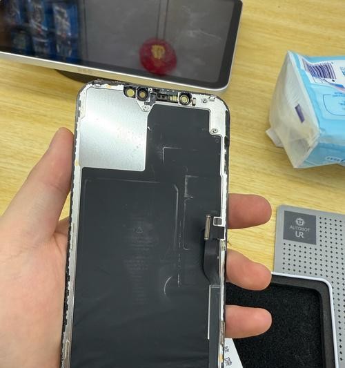 iPhone屏幕维修与更换(教你如何自己更换iPhone屏幕)