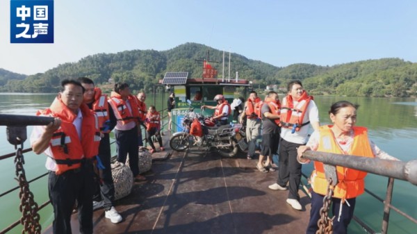 △肖瑞彬夫妻俩开船送乡亲们渡江