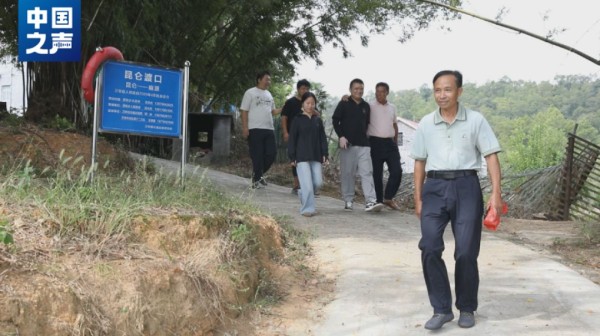 △肖瑞彬招呼乘客上船