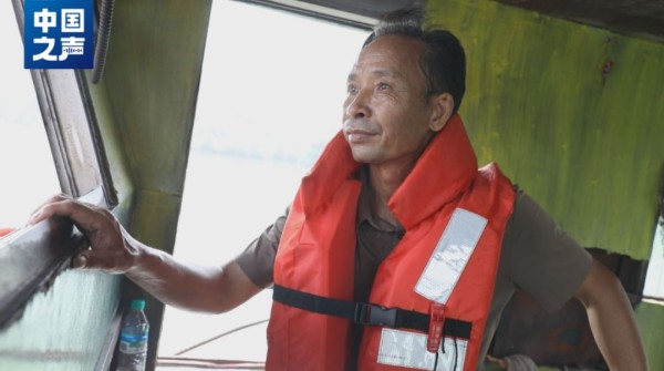 △肖瑞彬在船舱驾驶