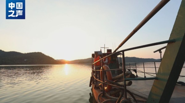 △肖瑞彬、匡菊香夫妇俩在渡船上