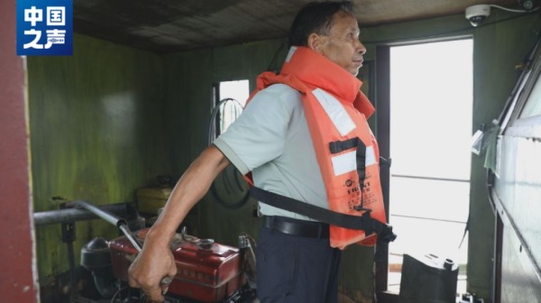 △肖瑞彬在船舱驾驶