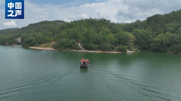 △肖瑞彬的渡船在赣江行驶