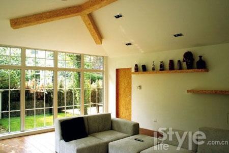 屋主人对绿植非常喜爱,以致在落地窗上竟舍弃了窗帘。