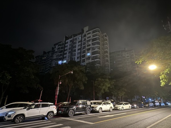 7月19日凌晨0时许,灵石路一侧停满了汽车。