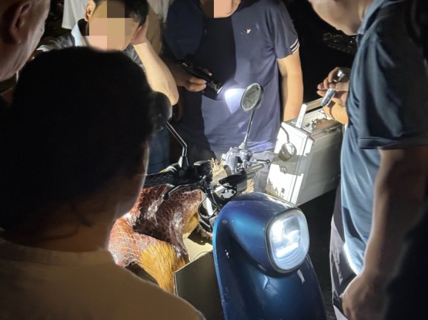 有古玩商贩骑着电瓶车交易。