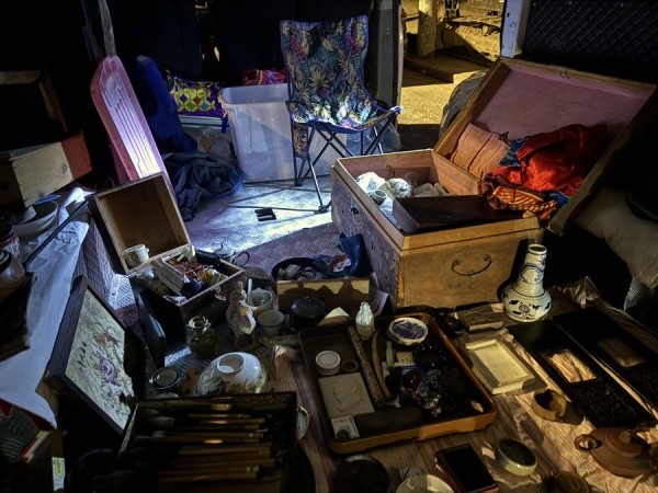 商贩在后备厢内进行交易。