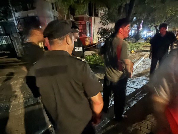 见有人将商品摆放在地面,城管人员马上介入阻止。