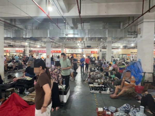 聚奇城内白天的室内地摊淘宝交易中心。