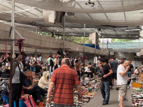 杨浦公园的古玩市场摊位。