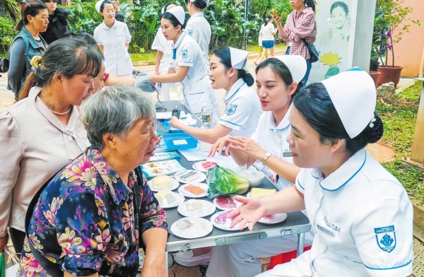 在东方洋社区举办的“我们的节日·重阳”主题活动中，省人民医院将医疗服务送到居民家门口。本报记者康登淋 通讯员王挺鉴 摄