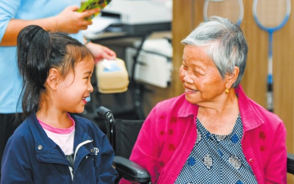 在“情系夕阳红，活动暖童心”敬老月主题活动中，幼儿园小朋友表演的节目受到老人称赞。本报记者 康登淋 摄
