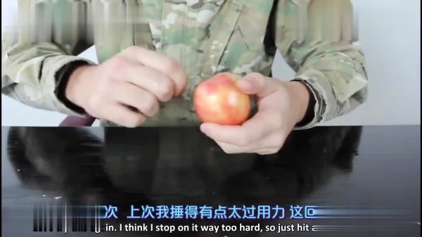 苹果的正确切法难道不应该是一掌劈成两半吗